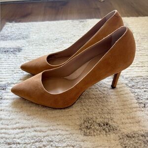Banana Suede Arden Pumps - new without tags